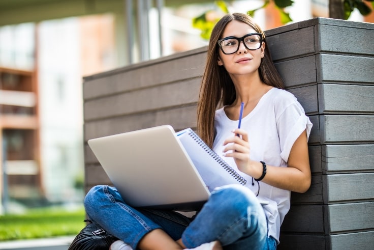 Mujer estudiando el mercado