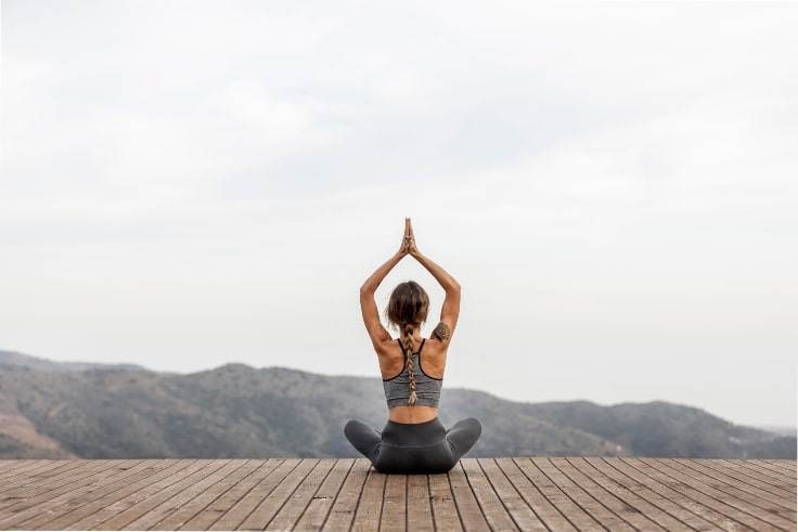 Mujer haciendo yoga